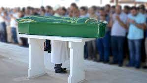 Rüyada tabutun üstündeki yeşil örtü görmek çok başarılı olunacağına, çok büyük zorluklar çekildikten sonra işlerin hayırlı bir şekilde ilerleyeceğine, yapılan atılımların rahat bir hayatın kapısını açacağına işarettir. Ruyada Tabut Ve Uzerinde Yesil Ortu Gormek Ruyandagor Com