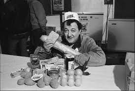 Administrateur des restos du cœur, le fils de coluche et de véronique colucci a révélé ce qui l'a encouragé à porter le combat de ses parents, morts respectivement en 1986 et en 2018. Les Restos Du Coeur La Petite Idee De Coluche Qui N Etait Pas Censee Durer