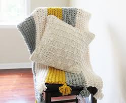 Click for the free pattern and video tutorial from kniftyknittings.com! 10 Free Crochet Pillow Patterns