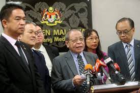 He is the father of current chief minister in the state of penang, lim guan eng. Kit Siang Unhappy When Bombarded With Questions On Birth Place