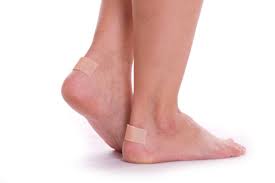 Les ampoules au pied cloques aux mains ou aux doigts peuvent etre tres douloureuses elles sont souvent mal placees et. Astuces Pour Eviter Les Ampoules Aux Pieds Grands Mamans Com