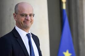Après avoir été recteur d'académie et directeur adjoint du cabinet du ministre de l'éducation nationale, de l'enseignement supérieur et de la recherche gilles de robien. Salaires Des Jeunes Profs Blanquer Annonce Une Hausse De Salaire De 100 Euros Net Par Mois