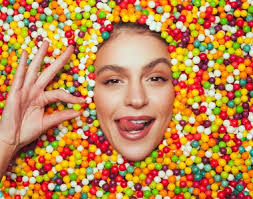 Cine a inventat vata pe băț. Modul în care a evoluat pentru a deveni  inspirație pentru diverse dulciuri!