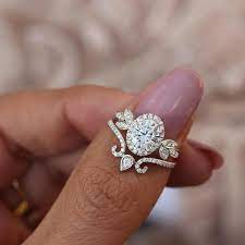 Unique Victorian Moissanite Bague De Fiancailles 1 5 Ct Oval Etsy In 2020 Rose Engagement Ring Vintage Engagement Rings Unique Engagement Rings