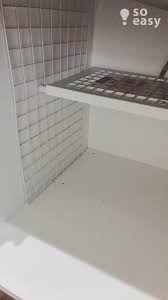 １ コツ ポイント 1つ目は百均のあみあみ ワイヤーネット を両側に置いて 突っ張り棒しただけです 2つ目は百均の防振粘着マットを使いました ２ タネ明かし シンク下 収納 100均 収納 アイデア インテリア 収納