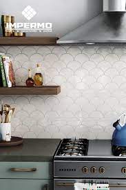 keramische wandtegel met schubbeneffect in een keuken mermaid tiles zeemeermintegel ceramic wall tile gerenoveerde keuken keuken inspiratie keuken eetkamer