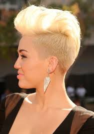 Lockige frisuren miley cyrus haare medium shag haarschnitte. Irokesenschnitt Mit Ubergang Damen Kurz Undercut Blond Miley Cyrus Hairstyles Irokesenschnitt Ubergangsfrisuren Kurze Haare Modell