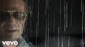 Ritornera' dicembre con il freddo e i temporali e tu sarai gia' pronta con la lista dei regali ci incontreremo all'angolo in. Antonello Venditti Lacrime Di Pioggia Lacrime Pioggia Canzoni