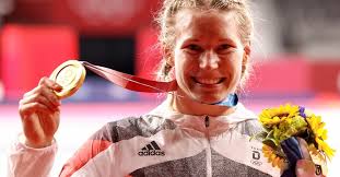 Adeline gray fell short in front of aline rotter focken and won silver medal for the united states adeline gray. Effawjxzleaim