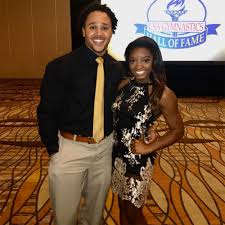 Simone biles height and weight his height is 5 ft 8 in (1.73 m), while he weighs about 180 lbs (82 kg). Simone Biles 4 8 Or 142 Cm Next To Her Boyfriend Short
