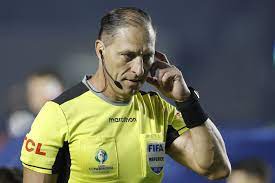 Pitana levantó sus brazos en el caractéristico gesto de hacer seguir las acciones. World Cup Final Referee Pitana Set To Join Politics Taiwan News 2019 06 20 09 49 07