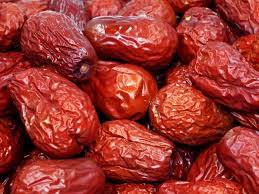 Untuk menghindarkan kurma dari gangguan, anda bisa bungkus kurma supaya buah dapat berkembang sempurna, tanpa adanya gangguan hingga masa panen tiba. Khasiat Kurma Merah