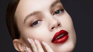 Schminken eines hochzeits braut make up schminkanleitung & tipps vom make up profi für dein braut make up jetzt informeiren.schön aussehen am tag der hochzeit mit einem perfekten hochzeits make up, wer kann das nicht wollen? Make Up News Diese 3 Schritte Werten Dein Make Up Fur Weihnachten Zuhause Auf Bunte De