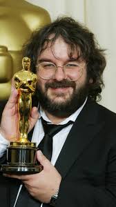 Peter Jackson Poses With His Oscar For Best Director At The 76th Academy Awards In 2004 Best Director Jackson Movie Director