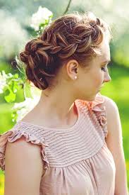 Locker Geflochtener Haarkranz Mit Dutt Flechtfrisuren Mit Dutt Flechtfrisuren Flechtfrisuren Dutt Geflochtene Frisuren