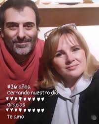 A la par 26 años. Con mucha historia... Nunca me canso en decir en las  buenas y en las malas mucho más. Solo con una mirada ya sabemos qué vamos a  decir