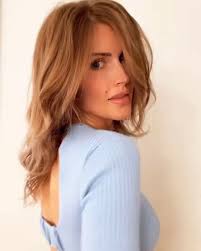 #Repost @chelsea_roy_ 💛, ・・・, ✨A moment for the hair., Loving the  playfulness of this cut and color perfected by @beicapelli x  @melissabeicapelli ✨, #mainehair #mainehairstylist #oribeobsessed