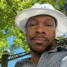 She lives 2.6 km from❤️❤️❤️❤️ your house 📍 I sent you a message you don't  even answer me 😟