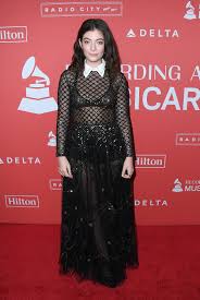 Lordes new look in her latest music video has been compared to eilishs recent transformation, and her fans took to twitter to address it. K2kxj P3pzfydm