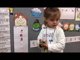 Aprender a contar, sumar y restar con pinzas de colores los números y operaciones aritméticas no son un concepto fácil de asimilar por los niños si no lo pueden tocar con sus manos. Pasar Lista Con Tapones 3 Anos 29 10 18 Youtube Asamblea Educacion Infantil Juegos Matematicos Para Ninos Metodo Abn Infantil