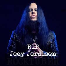 El gremio de la música, sobre todo enfocado en el metal, está de luto, pues joey jordison, quien fue baterista y fundador de slipknot, banda estadunidense. Fejfuzsaspuvum