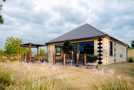 Wij hebben gelijk de autosafari gedaan om 11:30 en totaal geen last alles helemaal top. Safari Resort Beekse Bergen Glamping Supertrips