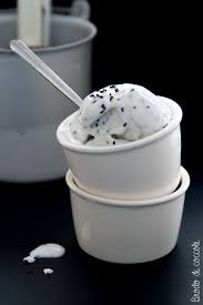Nella ciotola della planetaria versate la panna e montatela leggermente. Frozen Yogurt Al Sesamo Brodo Di Coccole