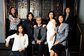 Crenn, mutfak özlemlerini sürdürmek için amerika birleşik devletleri'ne taşındı ve 1980'lerin sonlarında san francisco'ya indi. Meet 10 Of The Top Women Restaurateurs And Chefs In The U S