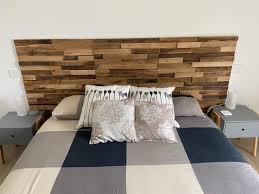 A dare sostegno e stabilità all'intera struttura è la base del letto realizzato con tavole di legno di abete spesse 2 cm. Testiera Letto Matrimoniale In Legno Di Riciclo Artigianato Italiano Xlab