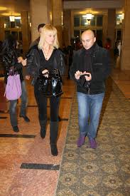 Marcel pavel (60 de ani) a fost confirmat cu noul coronavirus și … Scena Demne De Cascadorii Rasului Cu Marcel Pavel La Mall El S A Descaltat Sotia Si A Pus Mana La Nas