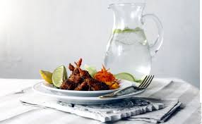 Todavía falta tiempo para las vacaciones pero el calor comienza a delatar una de las mejores temporadas del año: Receta De Camarones Empanizados Con Coco