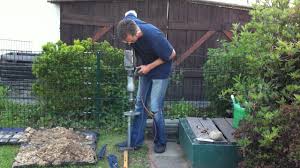 Wie sie einen brunnen in ihrem garten ideal bohren, erfahren sie in unserer anleitung. Brunnenbau 01 Der Rammbrunnen Wird In Den Boden Gekloppt Youtube