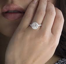 So Diamond Http Diamond Gallery 136 38 Blogspot Com Moissanite Engagement Ring Solitaire Round Halo Diamond Circle Engagement Rings