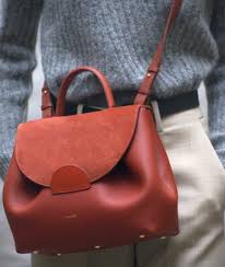 Et pour habiller son petit sac, on pense au motif star de la saison : Sac A Main 40 Modeles Tendance Pour L Automne Hiver 2018 2019