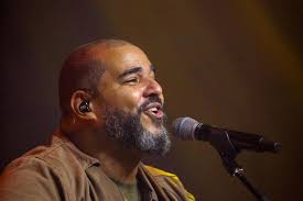 Lançamento de Eli Campos com o single "Quase Morri" marca estreia  emocionante