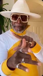 Happy Tracksuit Tuesday everyone……. #tracksuit by @bluemarbleparis #glasses  by @gucci #hat by Mr Herbert #shoes a vintage find #lovinglife  #alwaysdancing #happy #pharellwilliams