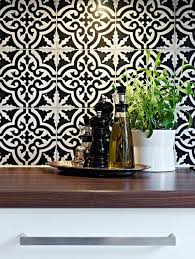 Vous Cherchez Des Idees Pour Un Carrelage Noir Et Blanc On Vous Les Presente En 45 Photos Avec Images Carrelage Noir Et Blanc Carrelage Noir Carrelage Mural Cuisine