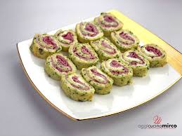 1) per prima cosa sbatti in una ciotola le uova con il grana, un pizzico di sale e un cucchiaio di foglioline di timo. Rotolo Di Frittata Farcito Semplice Veloce E Al Forno Oggi Cucina Mirco