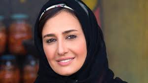 وظهرت زوجة لاعب النادي الأهلي، في الصور التي شاركتها عبر حسابها الشخصي على موقع تبادل الصور والفيديوهات «إنستجرام»، بفستان سوارية باللون الكُرال، المرصع بالفصوص اللامعة، مع حجاب بنفس اللون، ومكياج سموكي لامع، عقب ارتدائها الحجاب. Ø¨Ø¹Ø¯ Ø¥Ø²Ø§Ù„Ø© Ù…ØªØ§Ø¨Ø¹ØªÙ‡Ø§ Ù„Ù„Ù…Ø´Ø§Ù‡ÙŠØ± Ù…Ø§ Ø­Ù‚ÙŠÙ‚Ø© Ø§Ø¹ØªØ²Ø§Ù„ Ø­Ù„Ø§ Ø´ÙŠØ­Ø© ÙˆØ§Ø±ØªØ¯Ø§Ø¦Ù‡Ø§ Ø§Ù„Ø­Ø¬Ø§Ø¨