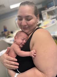 🦘 Kangaroo care isn't just soothing — it's science. Holding your baby  skin-to-skin can help regulate their temperature, heart rate, and  breathing, while also strengthening the parent-baby bond. Adriana and Dylan  were