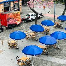 A sugestão é um meio ovo feito com massa de coxinha recheado de de frango e requeijão, coberto por cream cheese e decorado com duas mini coxinhas. Bares E Restaurantes Do Rio Recorrem A Solucoes Criativas Para Atrair Publico Em Meio As Restricoes Da Pandemia Alerta Buritis