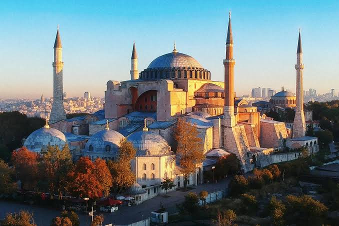 Minaretes de Santa Sofía dominando el perfil histórico de Estambul.