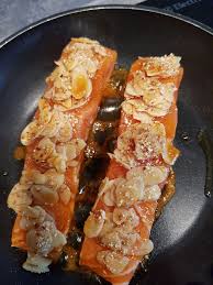 Saumon En Croute D Amandes Et Sauce Soja Saumon En Croute Recettes Saines Rapides Culinaire