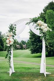 Preciosas ideas para decorar tu boda con regaderas vintage y arreglos florales. 30 Ideas Para Una Boda En El Campo White Wedding Arch Arch Decoration Wedding Wedding Arch Flowers