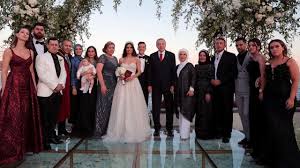 Mesut özil, 15 ekim 1988 tarihide almanya'nın gersenkirchen kentinde doğan türk asıllı alman futbolcudur. With Turkish President Recep Erdogan As Best Man Mesut Ozil Marries Miss Turkey Amine Gulse In Istanbul