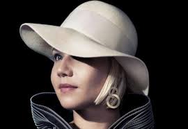 Natkirken byder velkommen tilbage efter sommeren på tirsdag den 16.  september med musikgudstjeneste, hvor den danske sangerinde, saxofonist og  komponist Mademoiselle Karen aka. Karen Duelund Guastavino medvirker. Karen  medbringer desuden Martin Bennebo