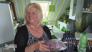 Hobbykoch christian versucht sich noch hinter der punktetafel zu verstecken, doch das drohende unheil kann er damit nicht verhindern. Das Perfekte Dinner Kandidatin Claudia Ist Sauer Uber Das Gelieferte Straussenfleisch
