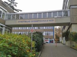 1370 schülerinnen und schülern überwiegend aus den südlichen stadtteilen wuppertals besucht. Grune Begrussen Neue Zukunft Fur Die Gesamtschule Sud Essen Sud