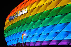 Anlässlich des diesjährigen christopher street day wird das stadion zum ersten mal in regenbogenfarben erleuchten. Allianz Arena In Regenbogenfarben Zum Christopher Street Day Allianz Arena