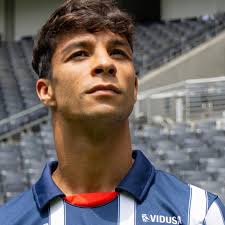 Liga MX: Oliver Torres se 'olvida' de Rayados y 'turistea' por Monterrey  (Fotos)
